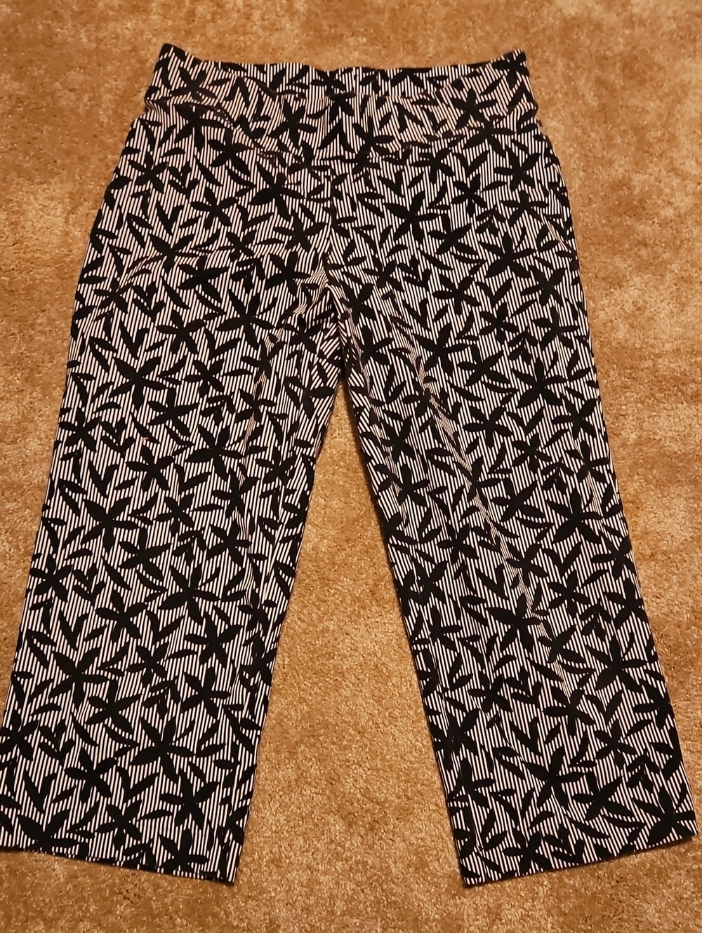 Lands' End Black and White Geometric Capri Pants